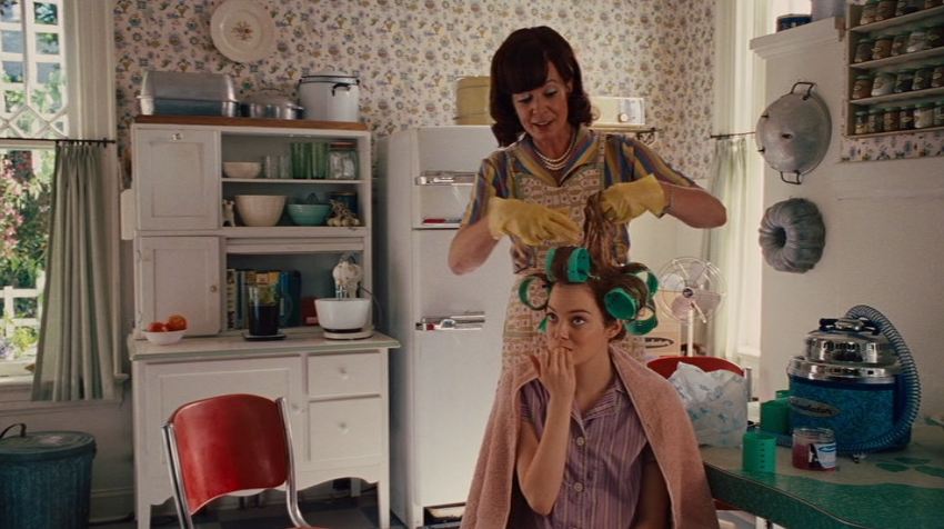 Allison Janney fixing daughter\'s hair in The Help movie house kitchen