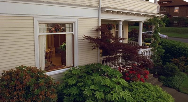 Front porch of yellow house in 10 Things I Hate About You