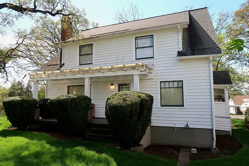 Back exterior of Bella Swan\'s house from Twilight movie