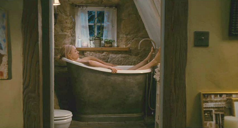 Cameron Diaz in small bathtub Holiday