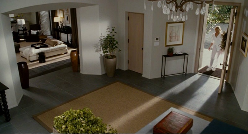 Screenshot of Amanda\'s entry hall in The Holiday