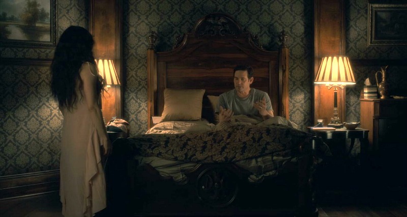 Netflix Haunting of Hill House screenshot - bedroom