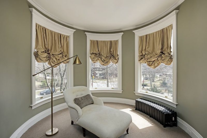 Chaise Longue in round room of turret