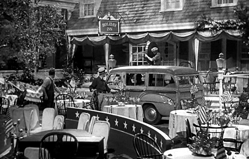 Holiday Inn 1942 exterior set 4th of July