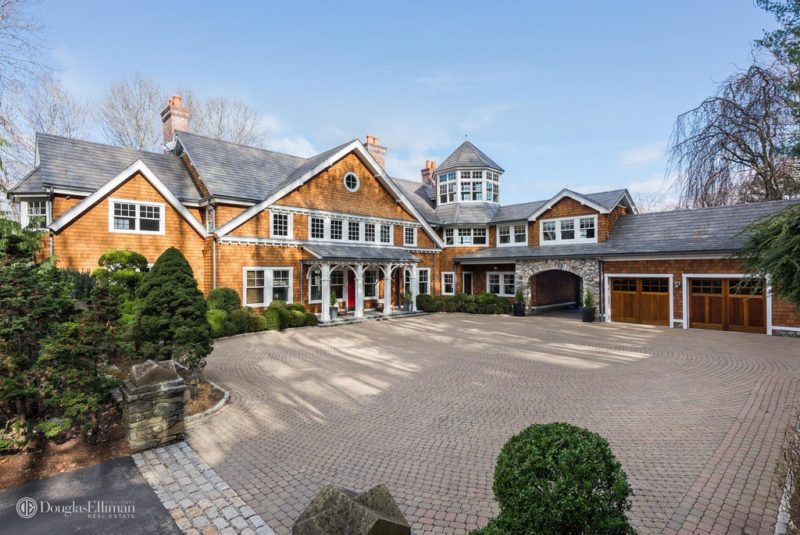 Bruce Willis\'s shingle-style country house wide shot of front exterior