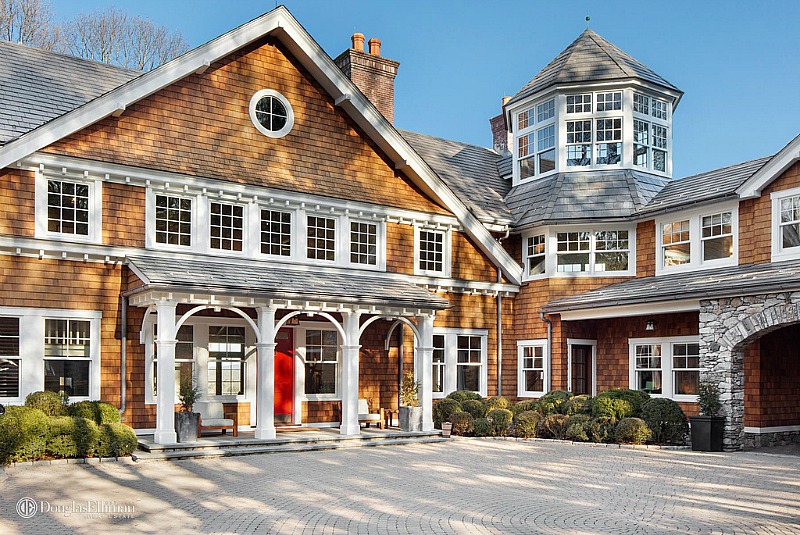 Front exterior of Bruce Willis\'s shingle-style country house in New York