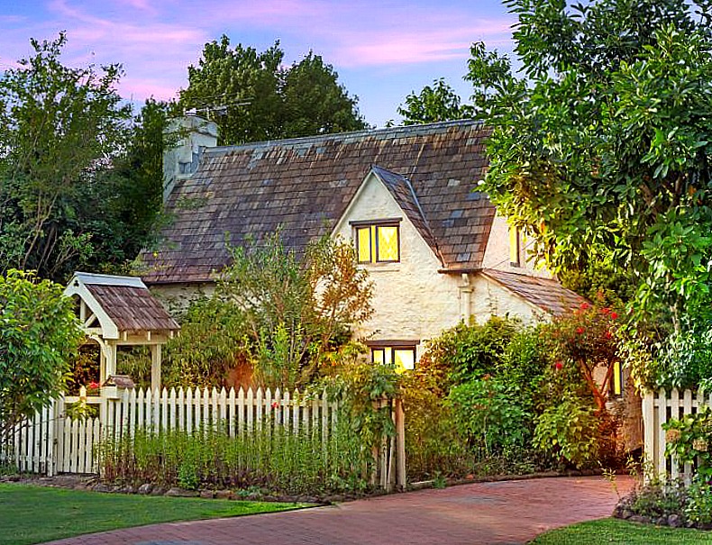 Fig Tree Cottage Tamborine Mtn Queensland white picket fence