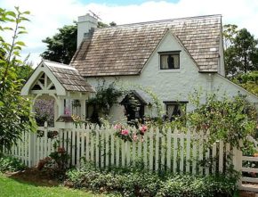 Fig Tree Cottage with white picket fence Queensland AU