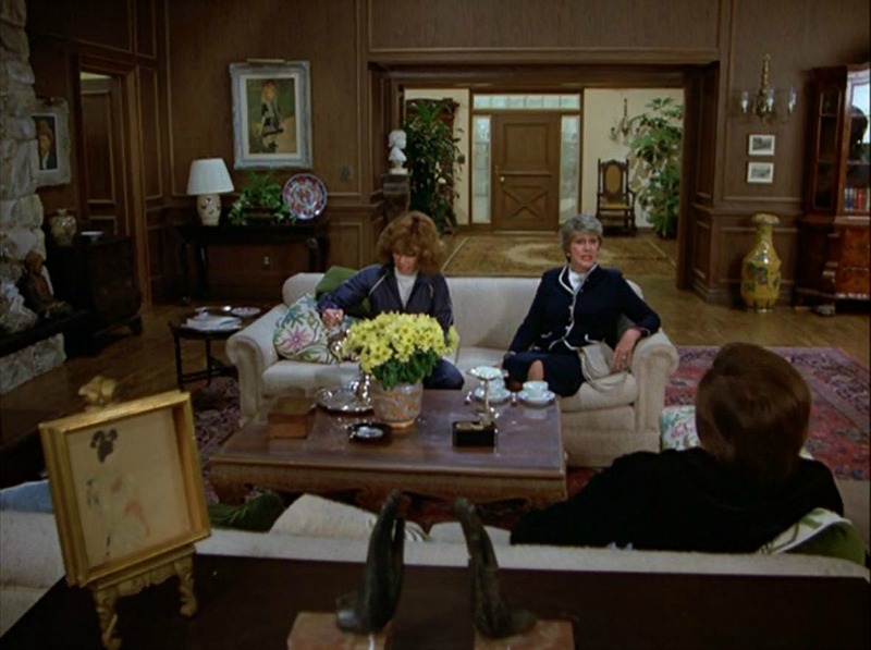 Living room in screenshot from Hart to Hart TV show