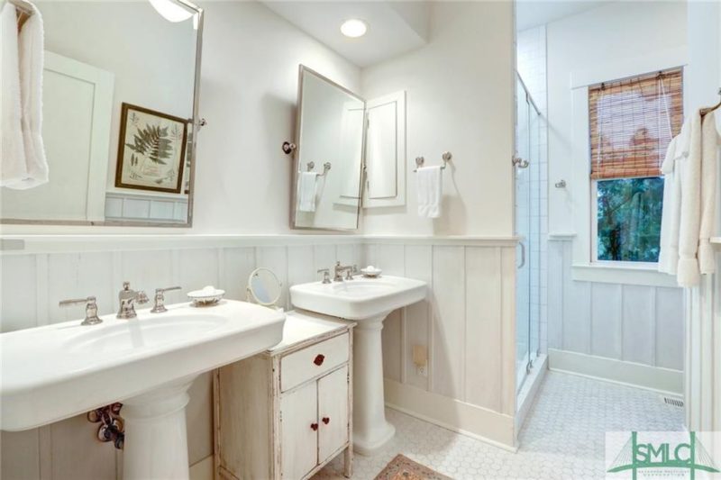 Bathroom with two pedestal sinks