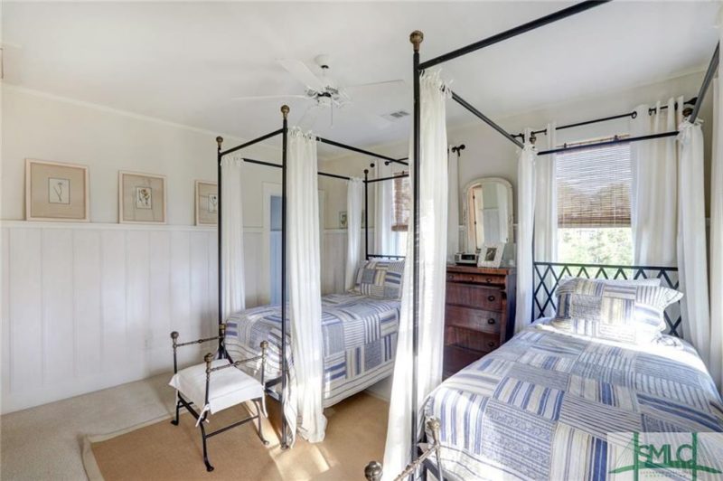 Two twin beds in guest room