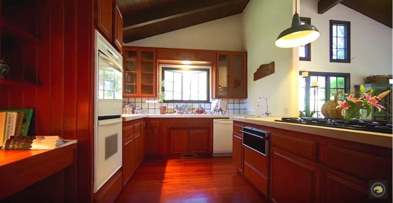 Kitchen before remodel in Jeff Bridges\' house 