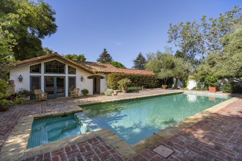 Poolhouse beside pool 