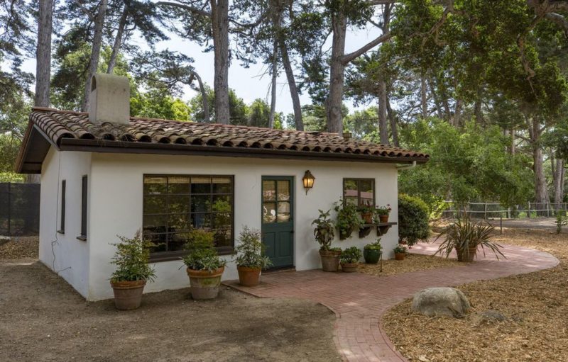 Small guest cottage behind main house