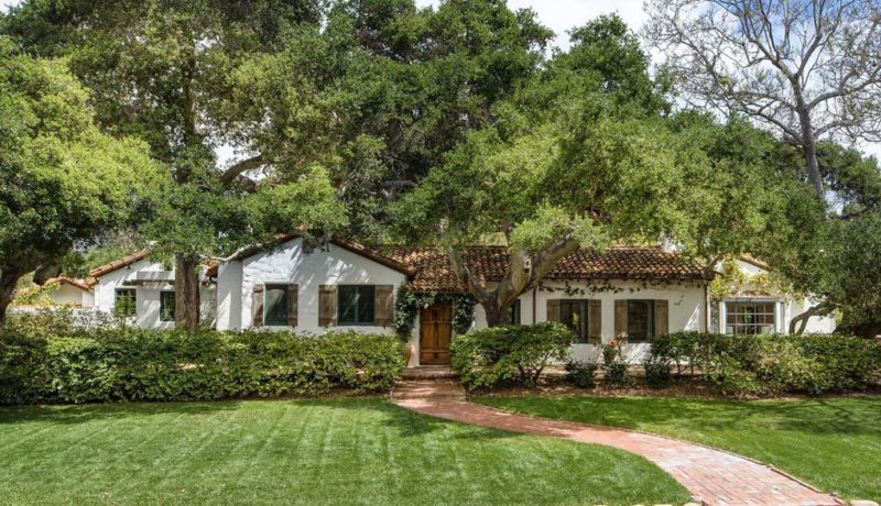 Front exterior view of Jeff Bridges\' house in Montecito