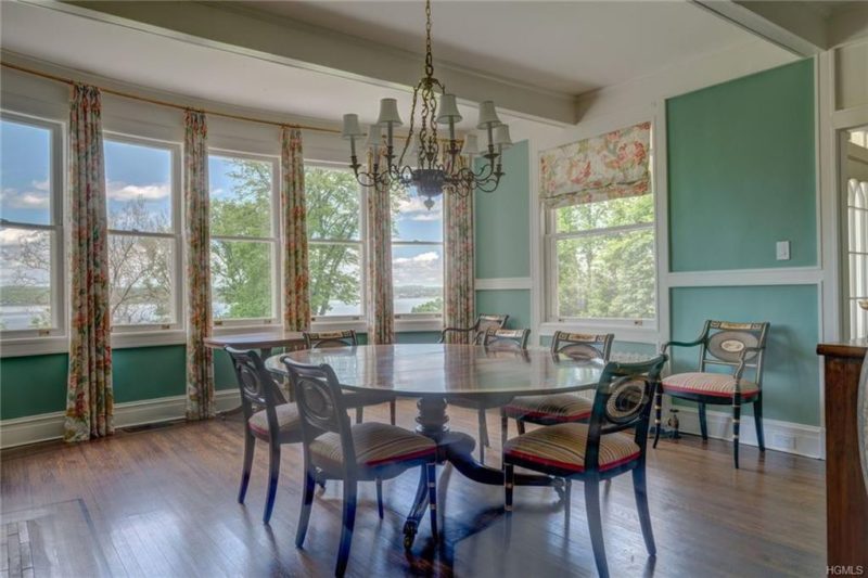 Dining room table and chairs in Stepmom movie house