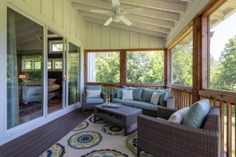 Screened porch with outdoor furniture and ceiling fan