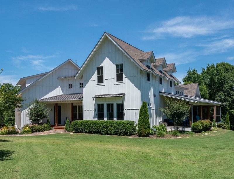 Modern farmhouse on acreage in Tennessee