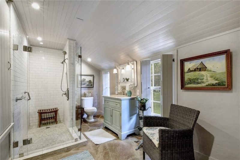 Bathroom with flagstone floor