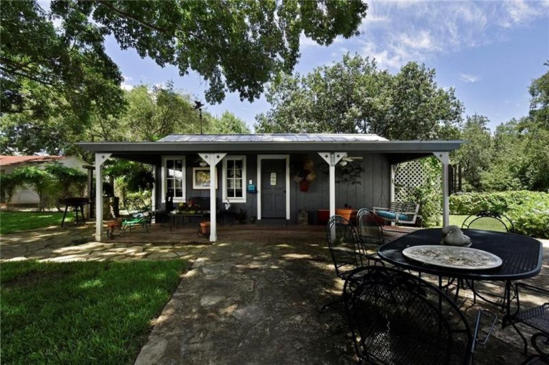 guest house behind main house