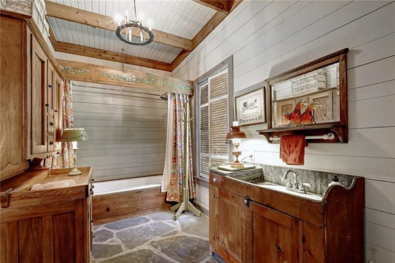 Bathroom with flagstone floor