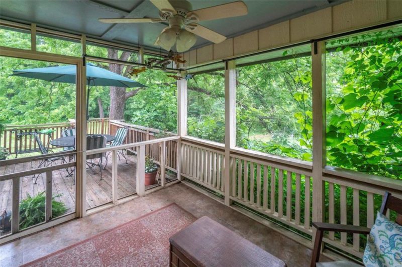 Screened porch with ceiling fan