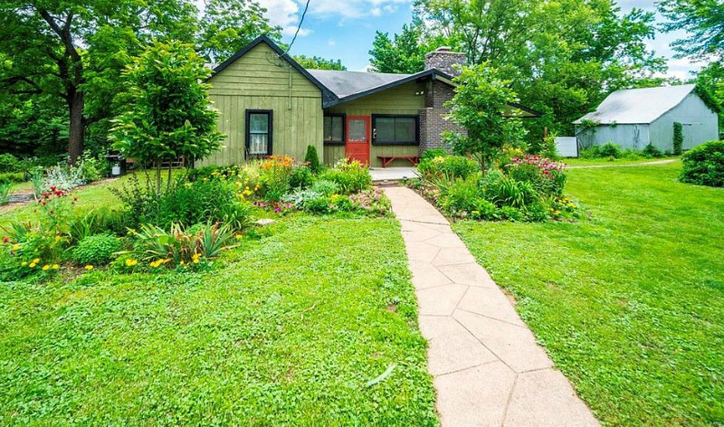 Gosherd Valley Cottage Missouri front walk