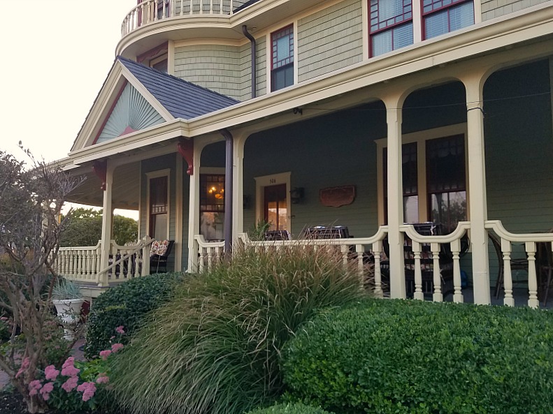 A Cottage By The Beach For Book Lovers Hooked On Houses