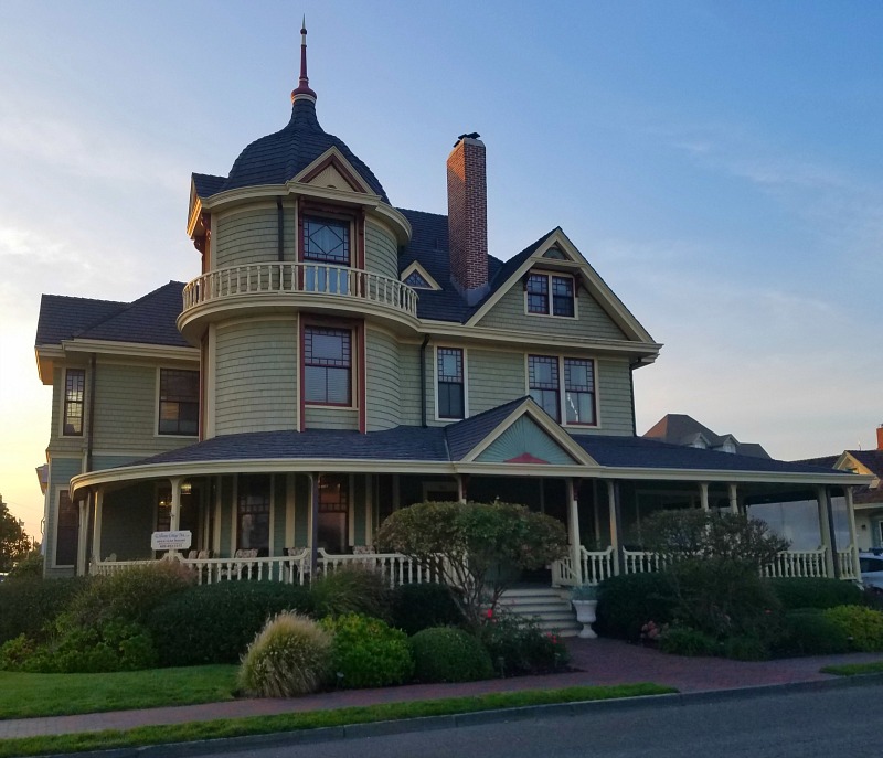 A Cottage By The Beach For Book Lovers Hooked On Houses