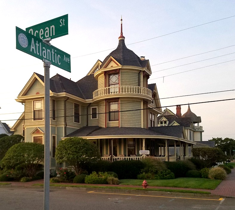 A Cottage By The Beach For Book Lovers Hooked On Houses