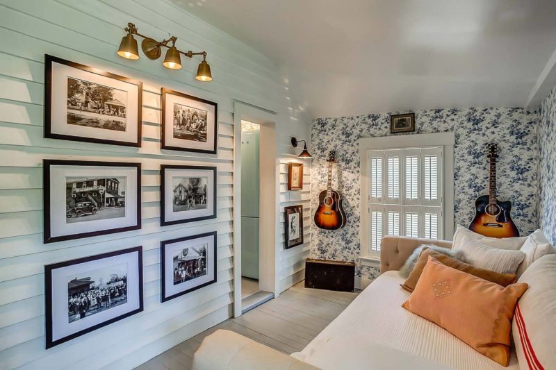 Sitting room with framed photographs on wall