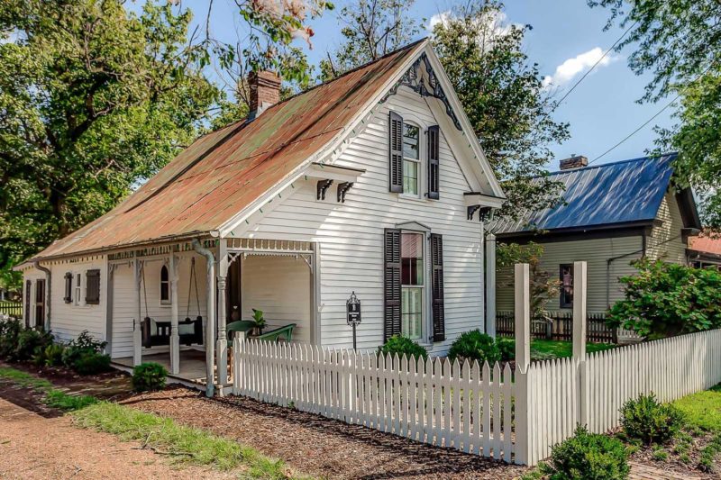 Sweeney Cottage exterior with white picket fence