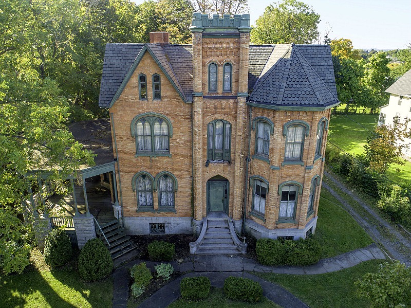 Christine McConnell Bids On Seymour Mansion In New York - Hooked On Houses