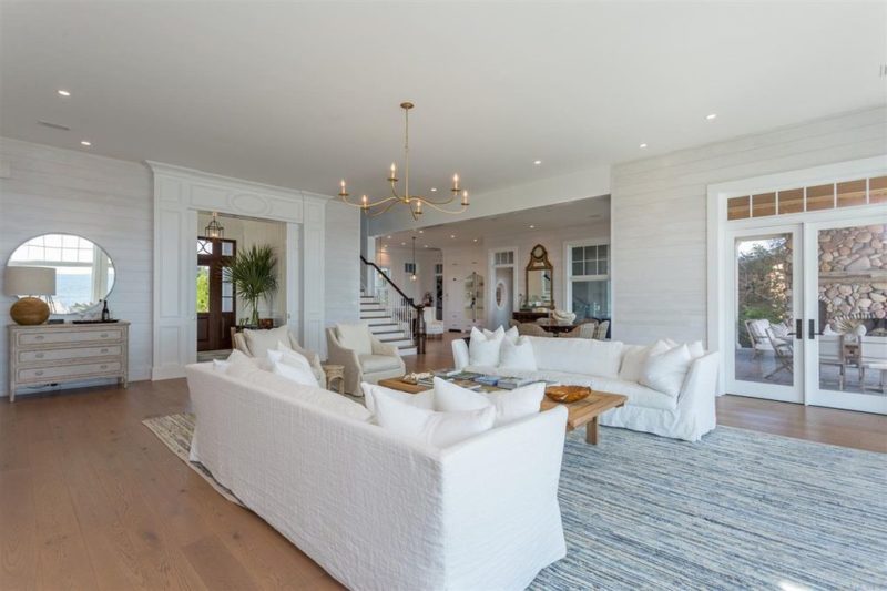 A living room filled with white furniture 