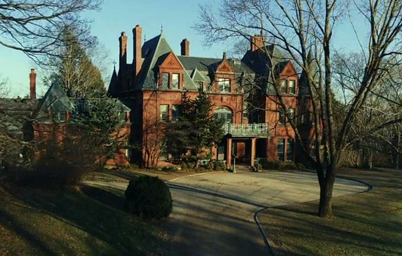 Mystery Solved Harlan Thrombey's Mansion in "Knives Out