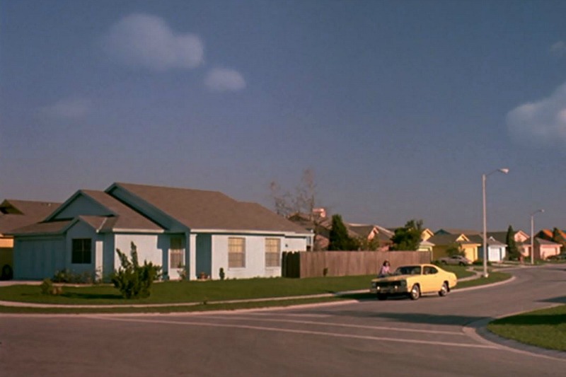 Peg Boggs blue house in Edward Scissorhands