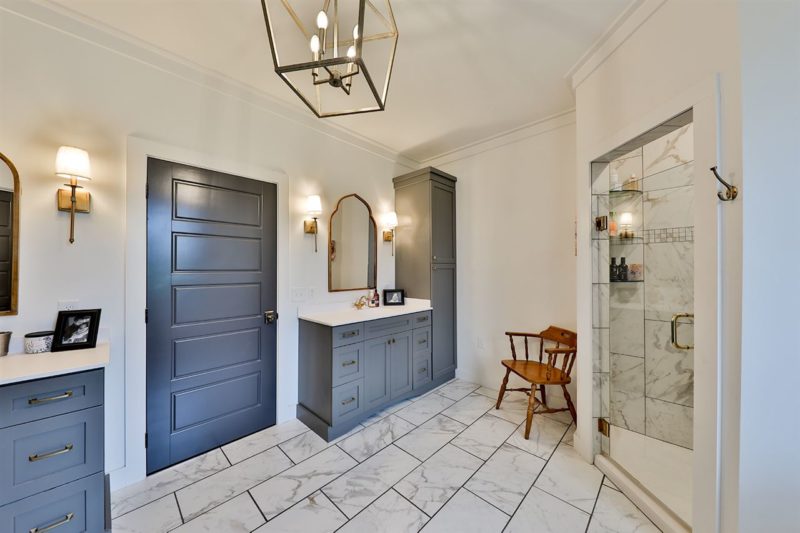 farmhouse bathroom