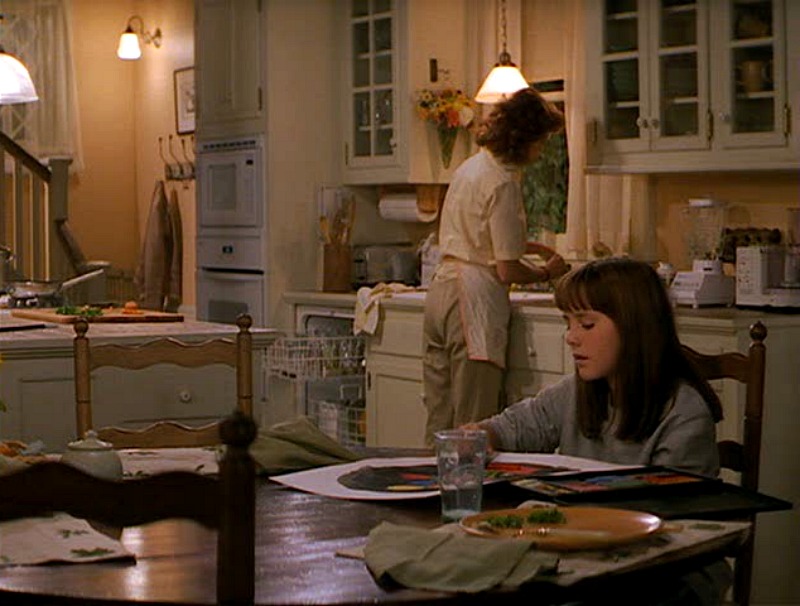 screenshot of kitchen in the movie Stepmom with Susan Sarandon