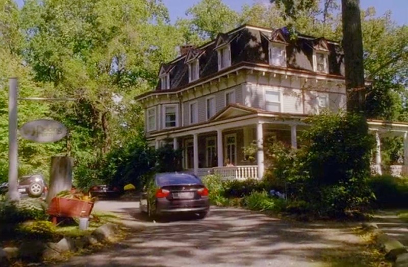 house seen from drive in TV show Lipstick Jungle